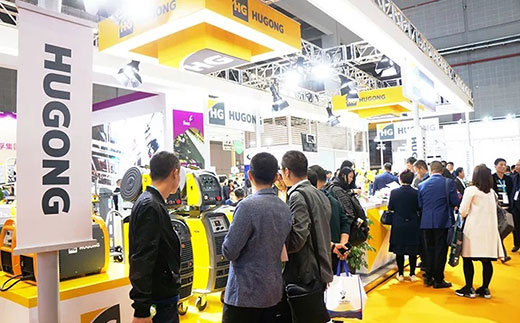 第二届进博会beat365正版意大利CEA展位数字化焊机很受接待